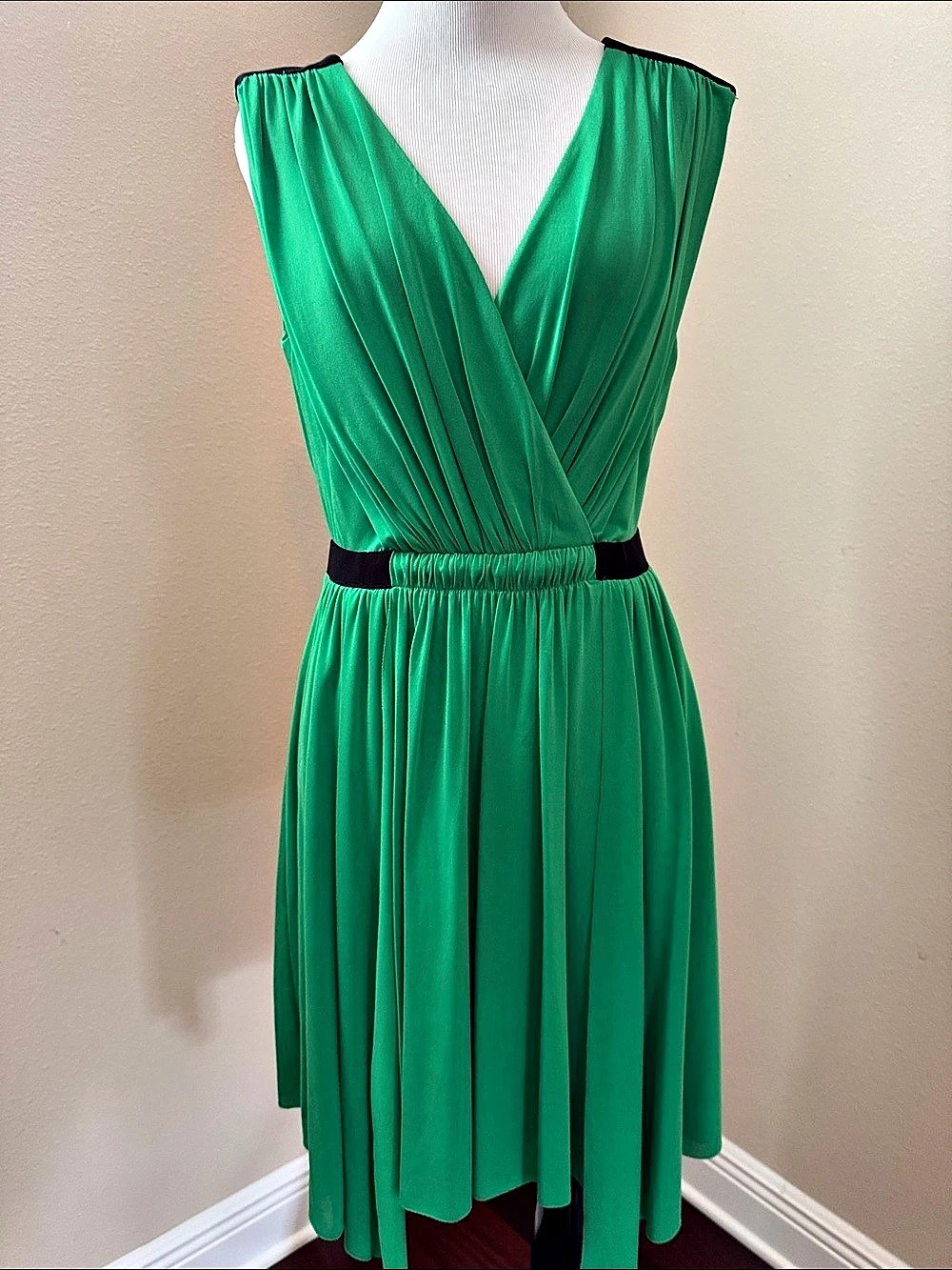 BCBGMAXAZRIA Olivia Green V-Neck Mini Dress Size 8 NWT